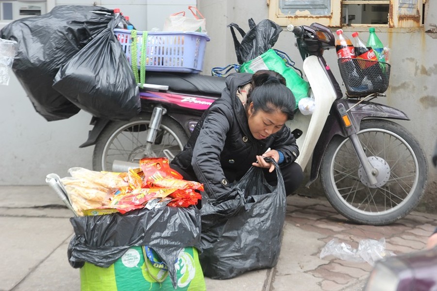 Phổ biến nhất vẫn là các loại đồ ăn nhẹ. Trong ảnh là chủ một gian hàng trước cổng trường THCS Giảng Võ với nhiều đùm, bọc, túi thực phẩm.